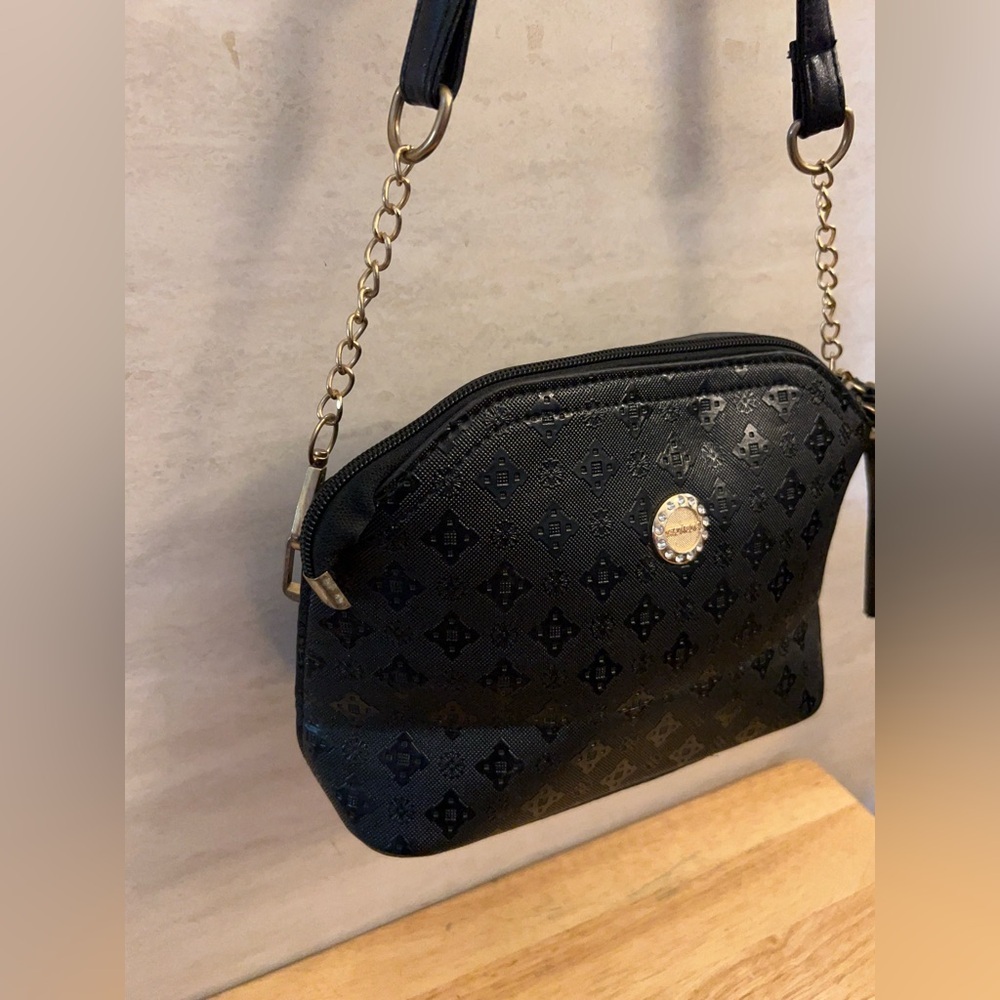 FINON Elegant Black Shoulder Bag with Gold Chain Accent - Picture 3 of 12